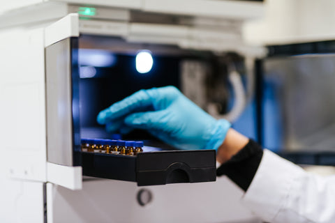 Korkean erotuskyvyn nestekromatografi eli HPLC. Vitamiinianalyysejä varten.